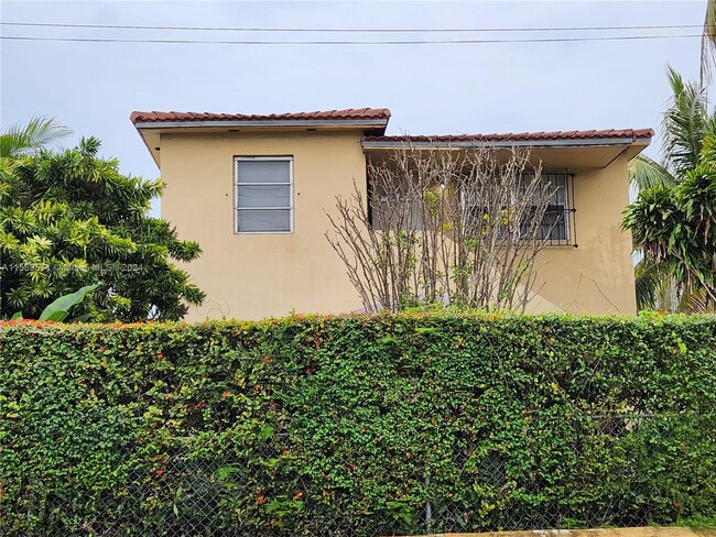 Building Photo - 901 SW 10th Ave