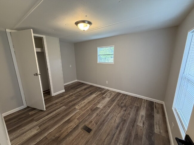 Building Photo - Mobile Home for Rent
