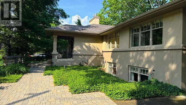 Building Photo - 2062 Glenforest Crescent