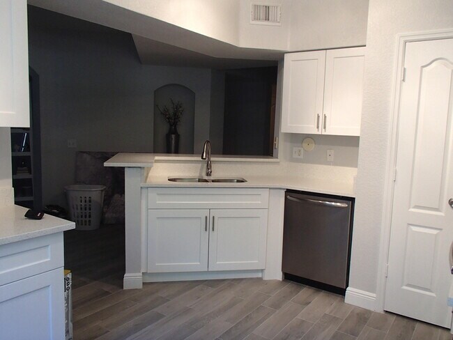 Building Photo - 909 Belmont Pl