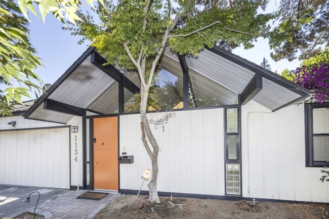 Foto del edificio - Lovingly Maintained Eichler in Super Desir...