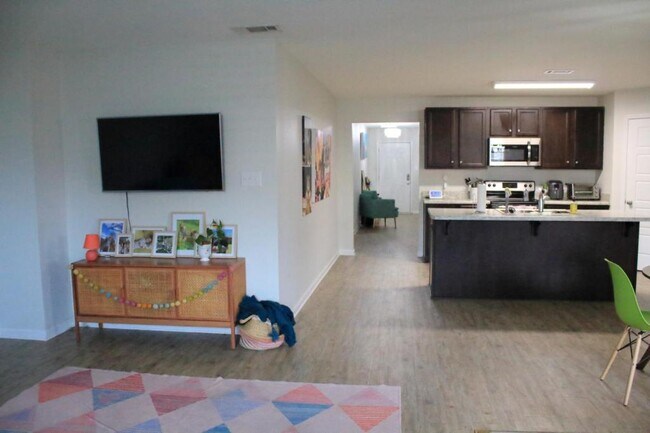 Building Photo - 500 E Marigold Dr