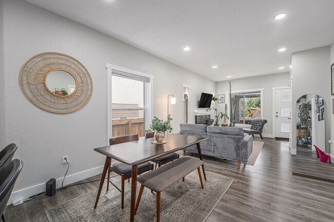 Foto del edificio - Gorgeous 2 Bed 2 Bath Half-Duplex in South...