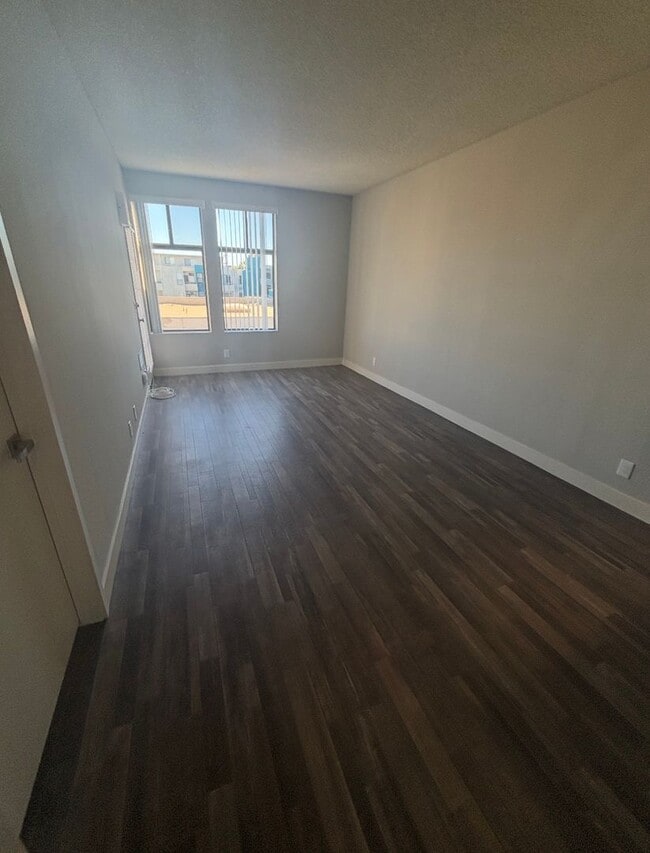 Building Photo - 1 bed 1 bath Apartment. 1st month $1500.00 credit.
