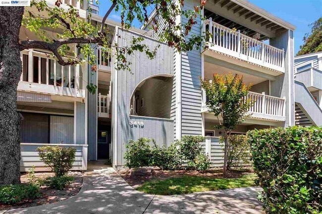 Building Photo - COMING SOON $3090 / 2 BR GORGEOUS REMODELE...