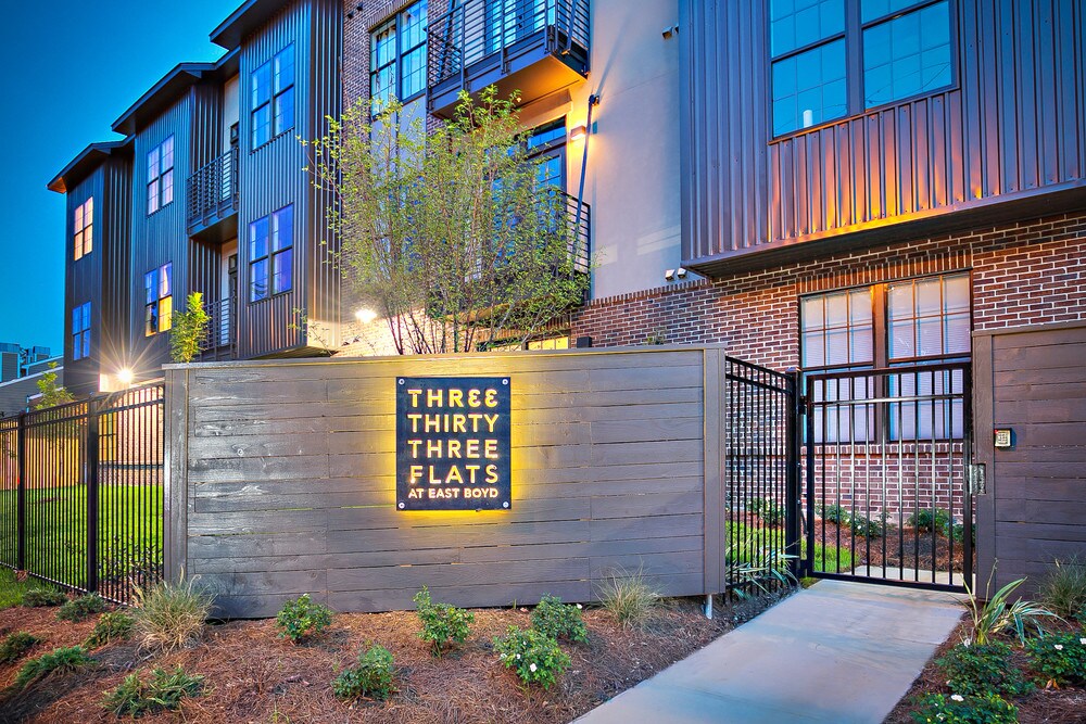 Foto principal - 255 E Boyd Dr