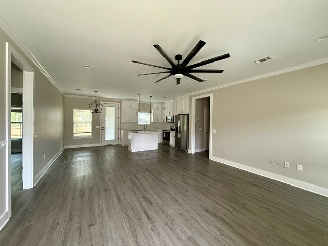Building Photo - 1602 Blue Bonnet St
