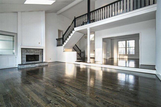 Building Photo - 8240 Grogans Ferry Rd
