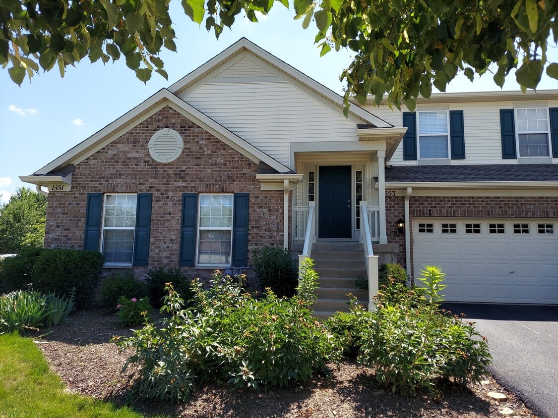 1553 Matthew Dr, Algonquin, IL 60102 Townhome Rentals in Algonquin IL