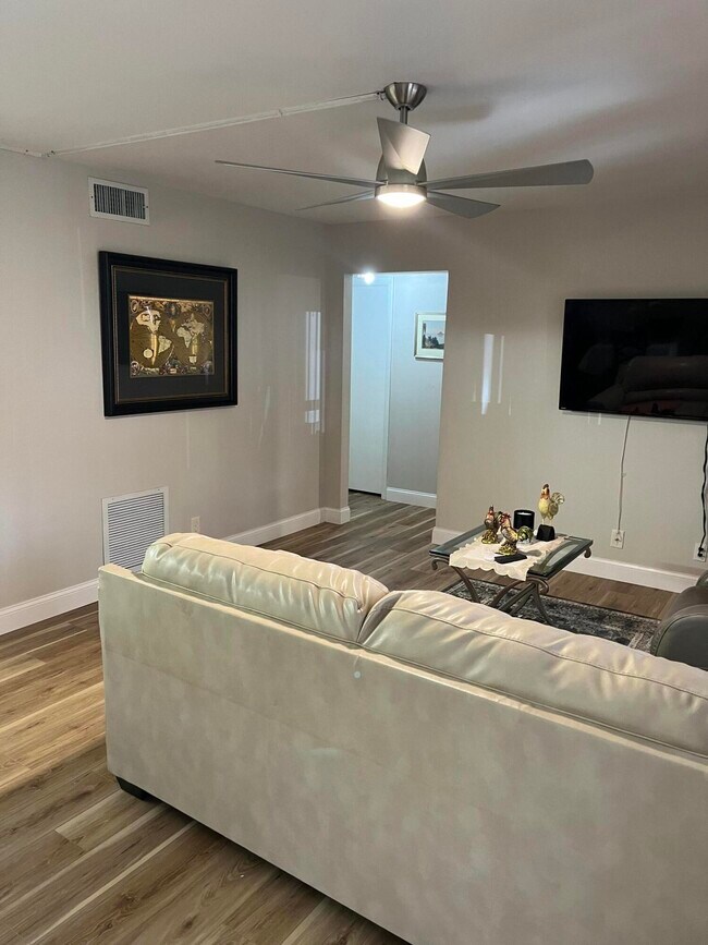 Foto del edificio - 429 Pine Glen Ln