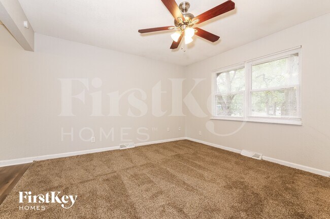 Foto del edificio - 309 NE Sunnybrook Dr