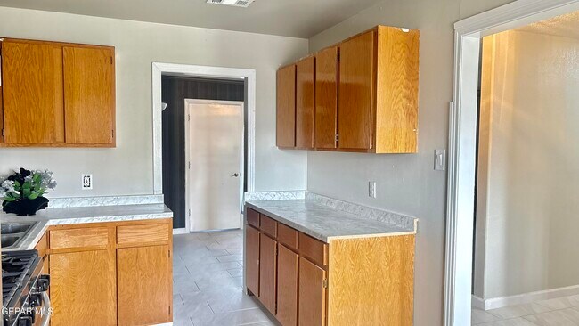 Building Photo - 5133 Pikes Peak Dr