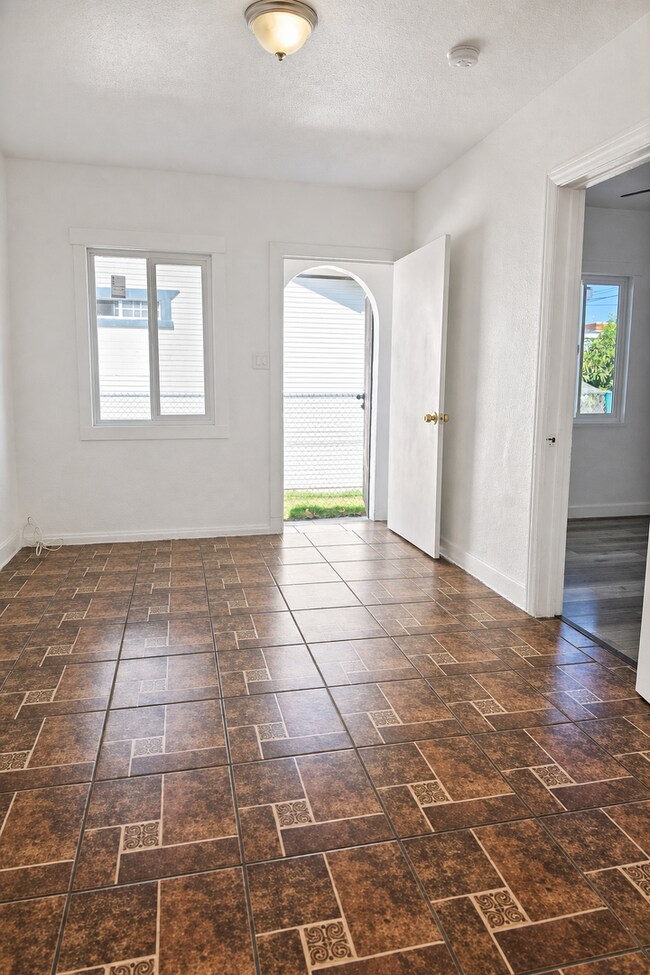 Foto del edificio - 1117-1119 W. 58th Pl.