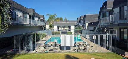 Building Photo - 1319 Oakwood Dr W