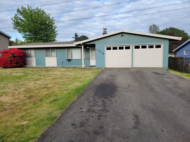 Building Photo - NE Tacoma "Retro" Rambler home - 3 bedroom plus den with 1 bathroom, 2 car garage, AC units - Ava...