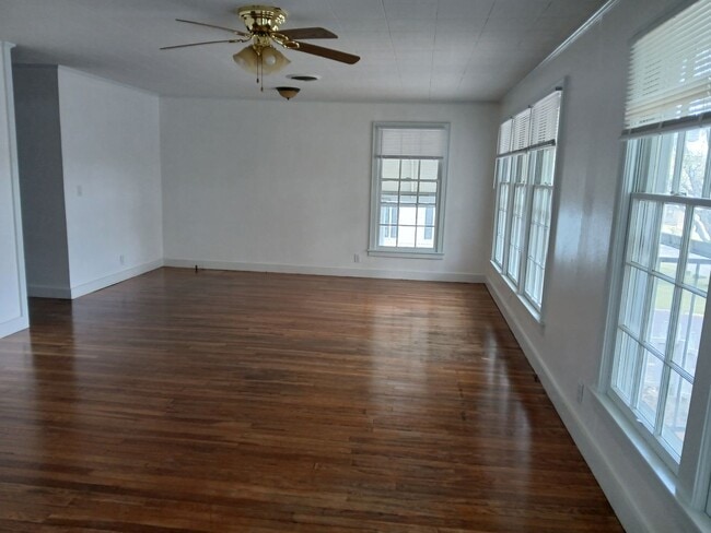 Building Photo - 402 Crestwood St