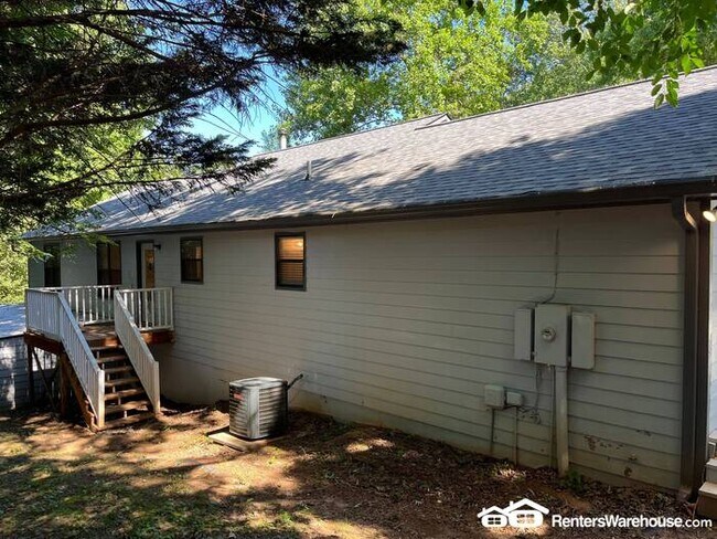 Building Photo - 5 Bedroom 3 Full Bath - Boat Door! Amazing...