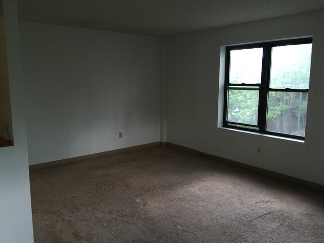 Building Photo - Spacious 3-bed 1.5 Bath in Excellent Neighborhood