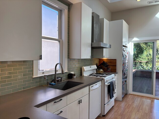 Foto del edificio - 1566 Newcomb Ave