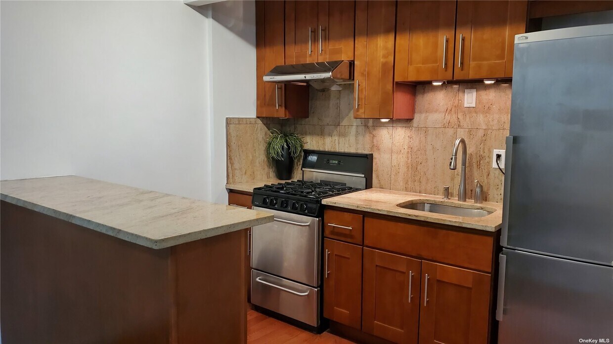 Primary Photo - 84-16 Elmhurst Ave