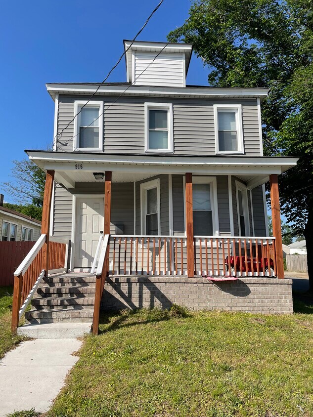 Primary Photo - 916 Joyce St