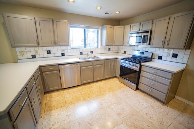 Building Photo - 2562 N Fox Run Dr