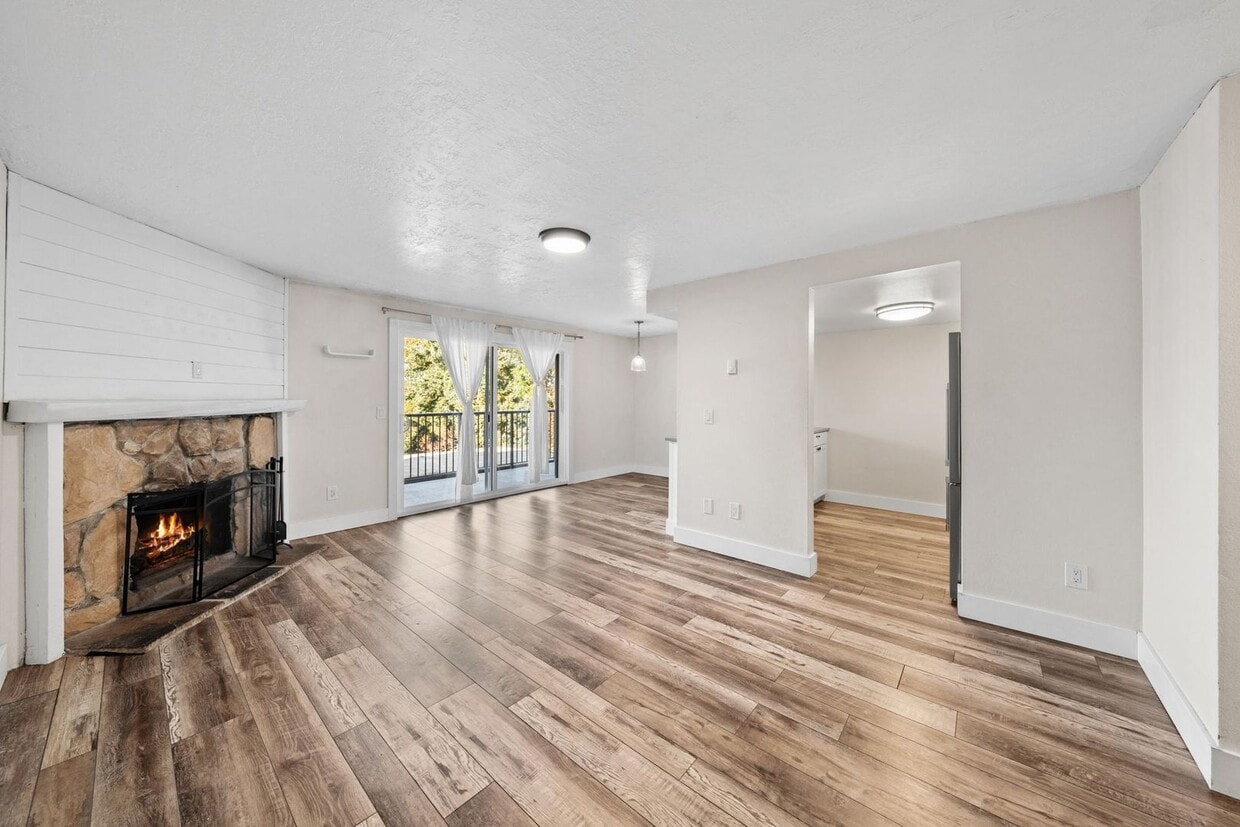 2-Bed Condo in Kent – Fireplace, Balcony & Convenient Location! - 2-Bed Condo in Kent – Fireplace, Balcony &...