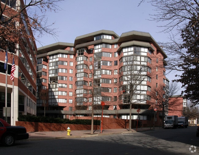 West View at Ballston Metro Apartments Arlington, VA