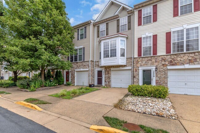 Foto del edificio - Dream Townhome in Kingstowne – Updated Ele...