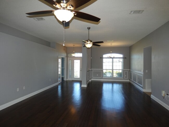 Building Photo - 4bed/3 bath/2 car garage/ 2400 sq ft in Wh...