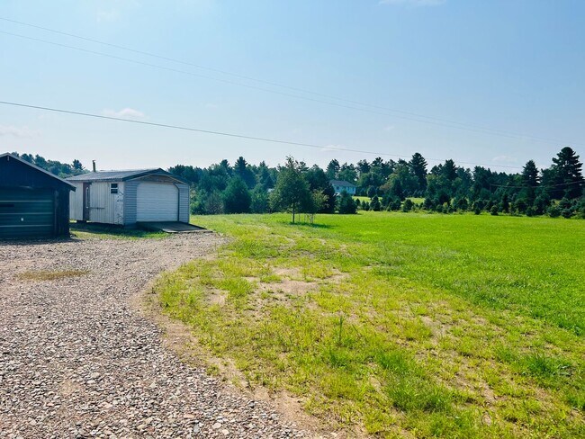 Building Photo - Welcome home to this 3 Bedroom / 2 full Ba...