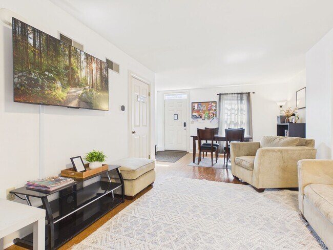 Foto del edificio - Charming Single Family Home on Grand St w/ Bonus 3rd Room