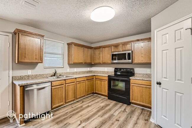 Building Photo - 2600 Shorecrest Dr