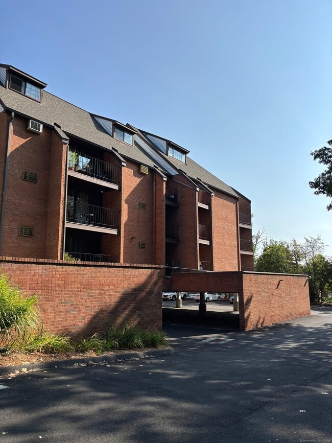 Building Photo - 181 Loomis Dr