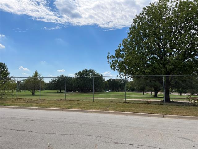 Foto del edificio - 413 Meadowbrook Dr