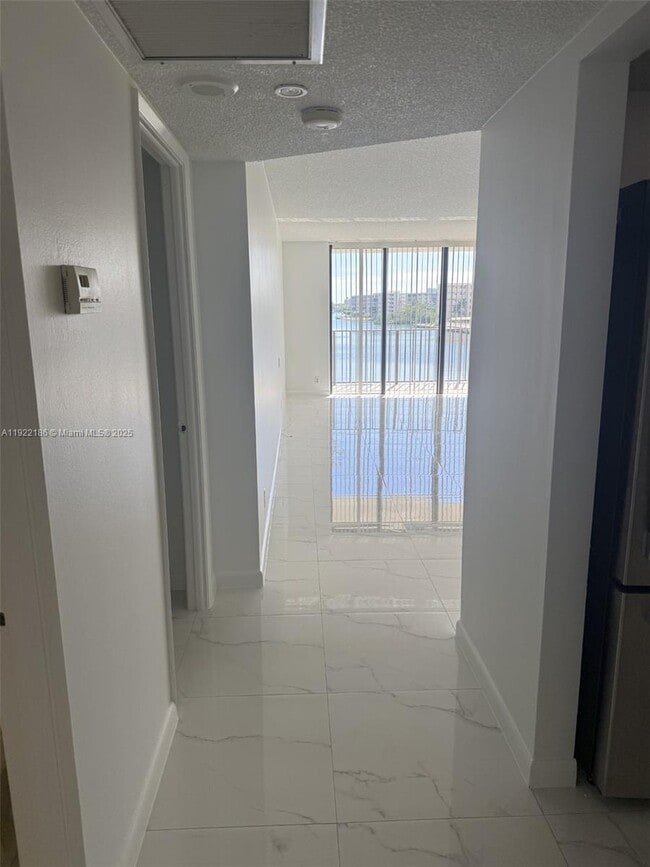 Foto del edificio - 18151 NE 31st Ct