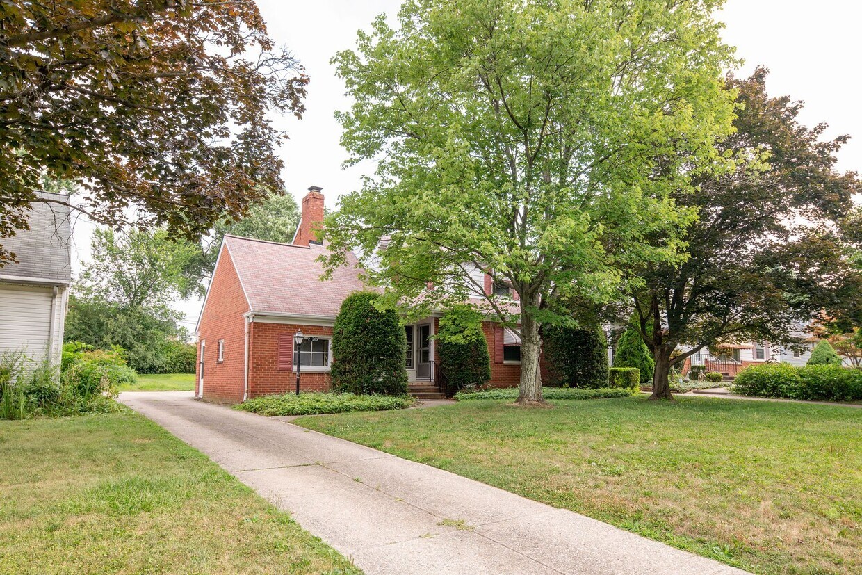 Primary Photo - Charming 4-Bedroom Home in Prime Beachwood...