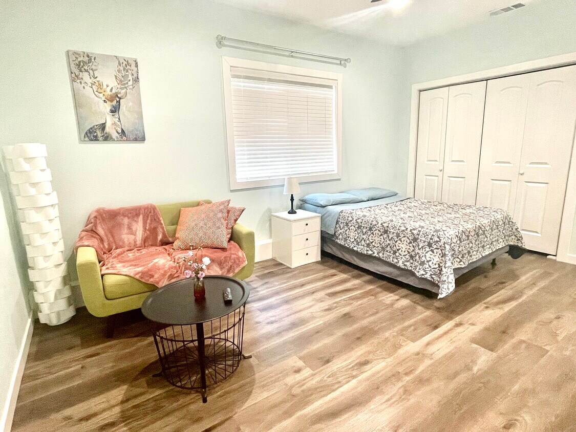 Foto principal - 2442 Maywood Ave