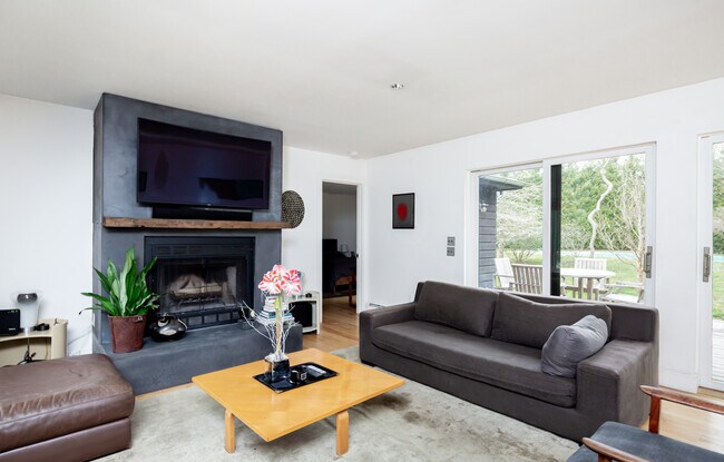 Foto del edificio - 1043 Springs Fireplace Rd