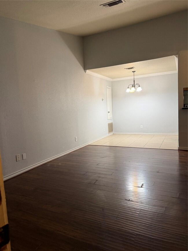 Building Photo - 732 Memorial Mews St