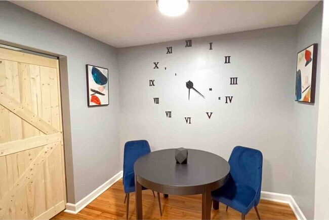 Foto del edificio - 7047 Hampton Ave