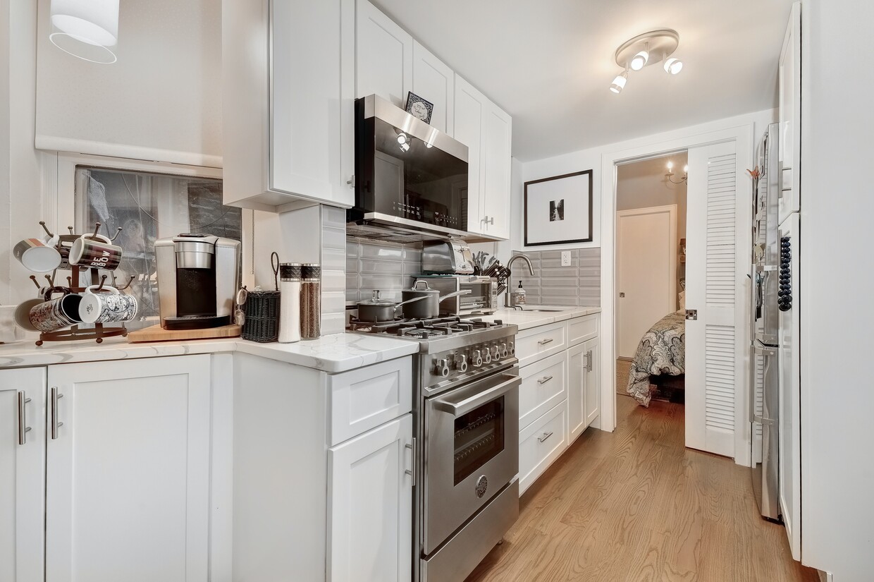 Building Photo - Pre War Charm in Chelsea