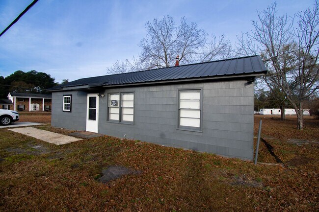 Building Photo - 1 Bedroom 1 Bathroom Home - Prime Spring Lake Location!