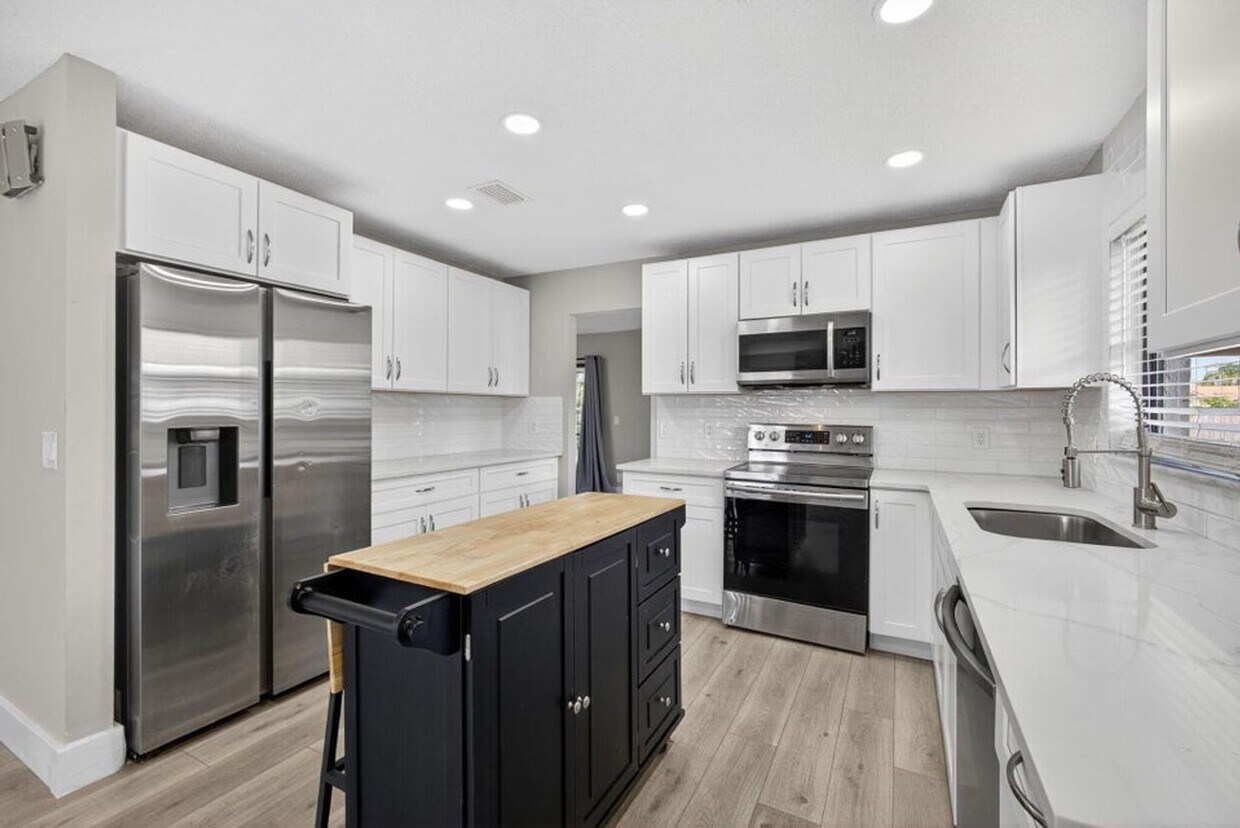 Foto principal - 1202 Essex Dr