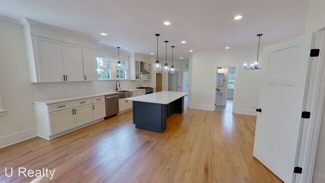 Building Photo - 4 br, 3 bath House - 1706 S Mint St Unit #B