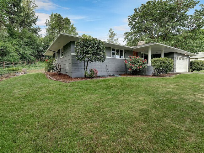 Building Photo - Remodeled Ranch Backing to Glenmorrie Park