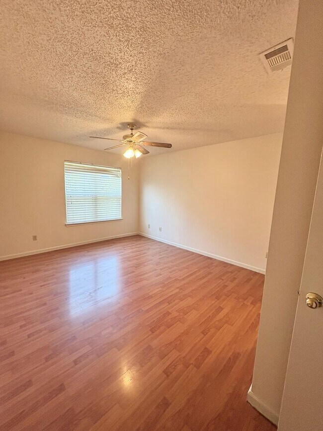 Foto del edificio - Move-In Ready Condo with Pool, Fireplace i...