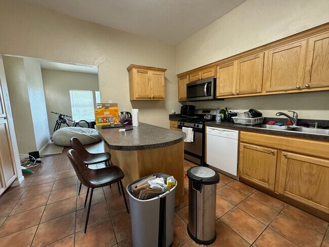 Foto del edificio - Two Homes 10 Bedroom 5 Baths Near UT Campus