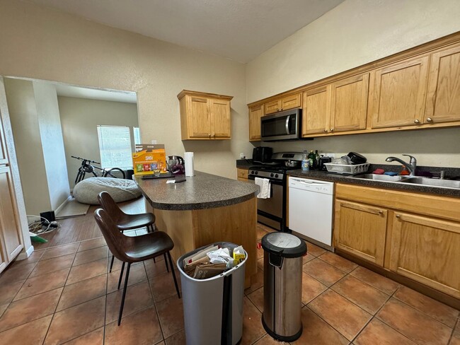 Building Photo - Two Homes 10 Bedroom 5 Baths Near UT Campus