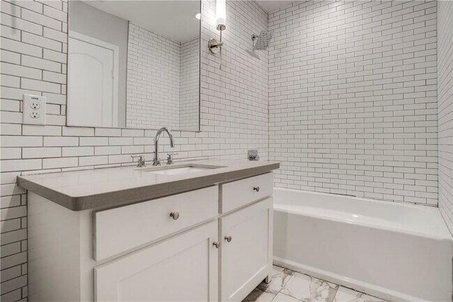 Foto del edificio - 1728 W Red Bird Ln